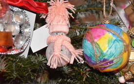 Zdjęcie z rozstrzygnięcia konkursu plastycznego "Drugie życie odpad&oacute;w - Eko-Bombka"