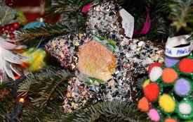 Zdjęcie z rozstrzygnięcia konkursu plastycznego "Drugie życie odpad&oacute;w - Eko-Bombka"