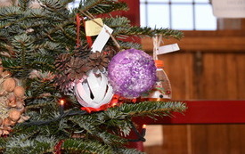 Zdjęcie z rozstrzygnięcia konkursu plastycznego "Drugie życie odpad&oacute;w - Eko-Bombka"