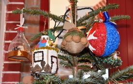 Zdjęcie z rozstrzygnięcia konkursu plastycznego "Drugie życie odpad&oacute;w - Eko-Bombka"