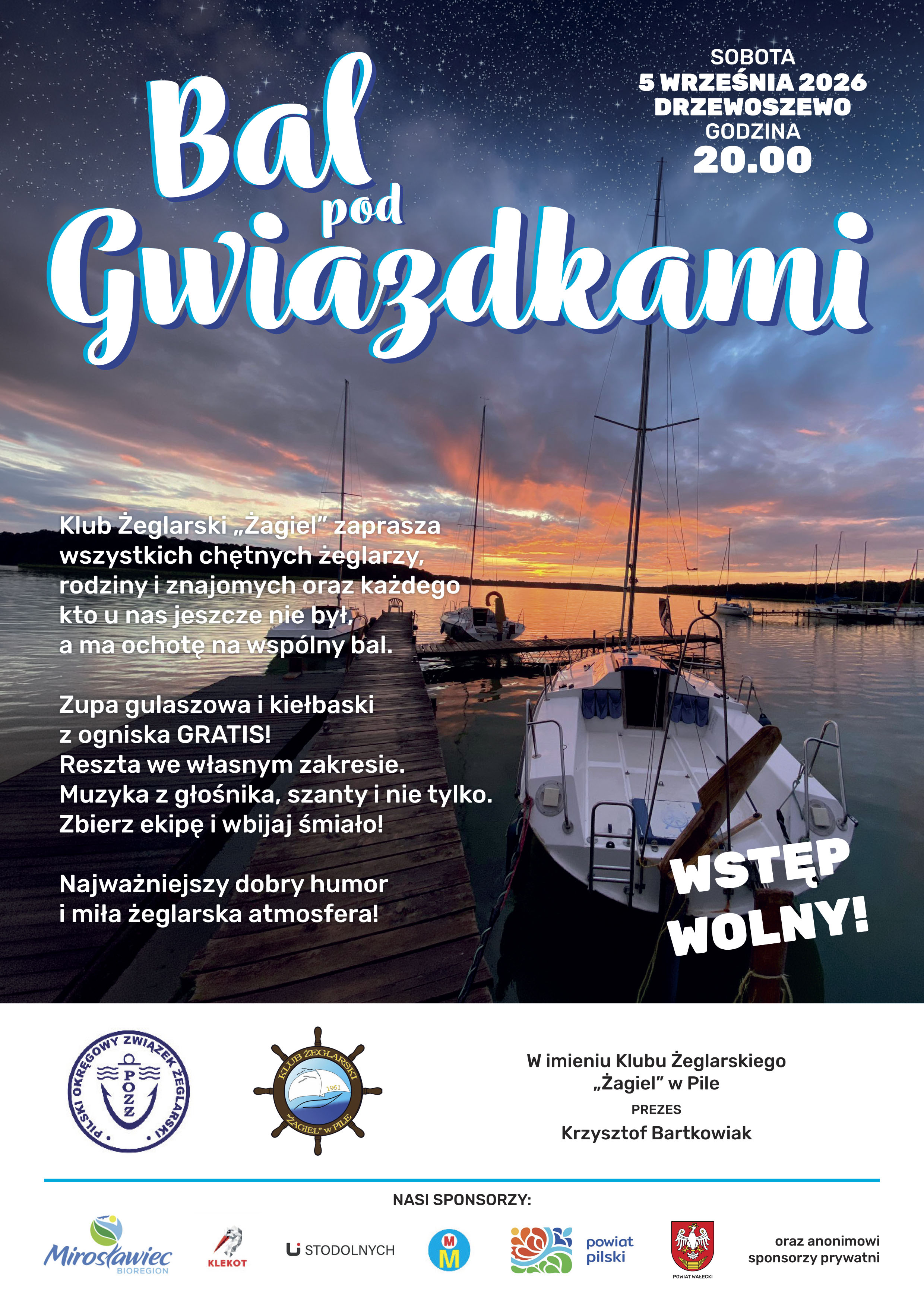 Plakat zapowiadający &bdquo;Bal pod Gwiazdami&rdquo; organizowany przez Klub Żeglarski &bdquo;Żagiel&rdquo; w&nbsp;Pile. Wydarzenie odbędzie się w&nbsp;sobotę 5 września 2026 roku o&nbsp;godz. 20.00 w&nbsp;Drzewoszewie. W tle widoczna jest przystań żeglarska z&nbsp;łodziami i&nbsp;pomostem na&nbsp;tle zachodzącego słońca i&nbsp;wieczornego nieba. Organizator zaprasza żeglarzy, ich rodziny, znajomych oraz&nbsp;wszystkich chętnych. W programie bezpłatna zupa gulaszowa i&nbsp;kiełbaski z&nbsp;ogniska, muzyka, szanty i&nbsp;wsp&oacute;lna zabawa. Pozostałe przekąski i&nbsp;napoje uczestnicy zapewniają we własnym zakresie. Na plakacie widnieje informacja &bdquo;Wstęp wolny&rdquo;.