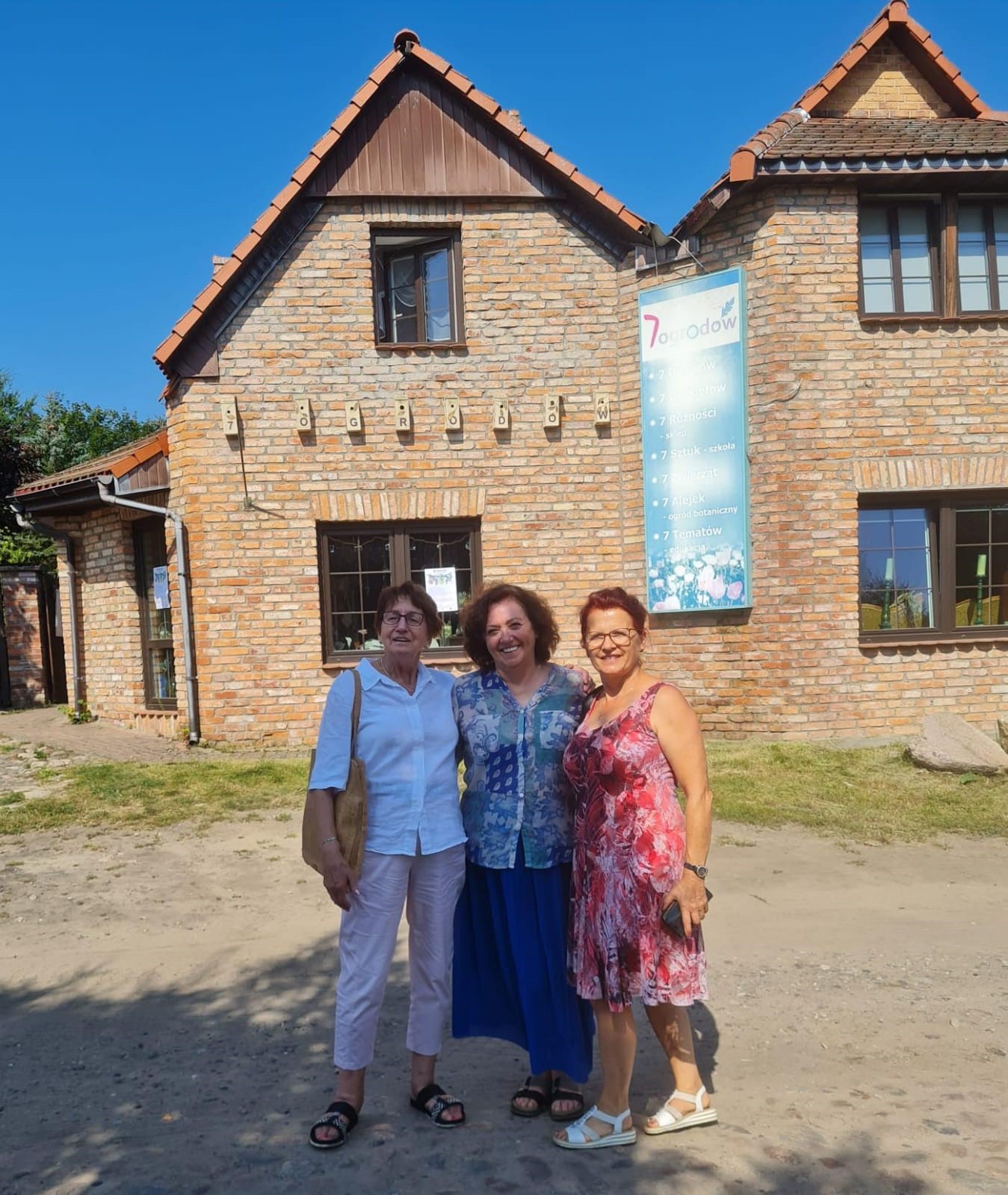 Zdjęcie gości z&nbsp;gospodarzem wydarzenia