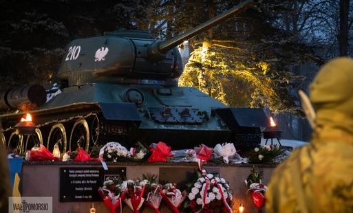 Czołg – pomnik w Mirosławcu udekorowany biało-czerwonymi kwiatami i wieńcami z okazji 81. rocznicy Walk o Mirosławiec.