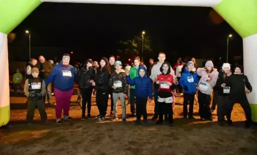Zbiorowe zdjęcie uczestników biegu 