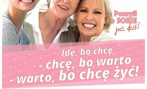 Plakat promujący bezpłatne badania mammograficzne. Na górze widoczne trzy uśmiechnięte kobiety w różnym wieku, symbolizujące profilaktykę zdrowia piersi. Obok logo „Moja mammografia” oraz hasło „Pomyśl o sobie już dziś!”. Centralnie umieszczony napis: „Id