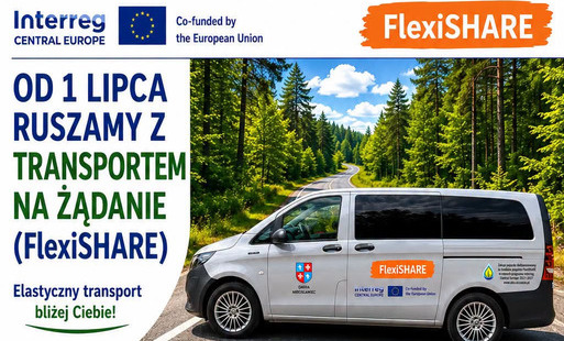 Plakat informacyjny dotyczący uruchomienia od 1 lipca usługi Transport na Żądanie (FlexiSHARE) w Gminie Mirosławiec. Na środku znajduje się zdjęcie srebrnego busa oznakowanego logotypami projektu FlexiSHARE, Gminy Mirosławiec, programu Interreg Central Eu