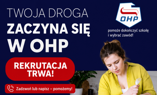 Plakat informujący o trwającej rekrutacji do Ośrodka Szkolenia i Wychowania OHP w Łobzie. Po prawej stronie znajduje się zdjęcie kobiety dekorującej tort. Po lewej umieszczono hasło „Twoja droga zaczyna się w OHP” oraz informację o trwającej rekrutacji, n