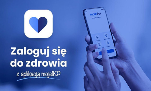 Niebieskie tło, po prawej ręka trzymająca telefon z otwartą aplikacją. Po lewo logo aplikacji mojeIKP, a pod nim tekst Zaloguj się do zdrowia z aplikacją mojeIKP
