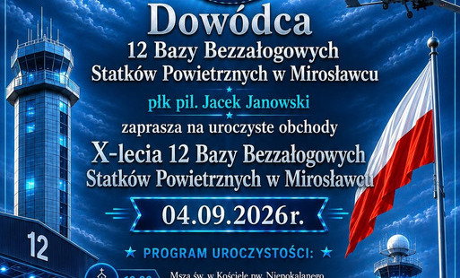 Plakat zapowiadający obchody X-lecia 12. Bazy Bezzałogowych Statków Powietrznych w Mirosławcu, które odbędą się 4 września 2026 roku. Na grafice widoczne są bezzałogowe statki powietrzne, wieża kontroli lotów, budynki bazy, polska flaga oraz żołnierze. Pl