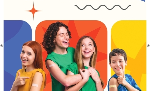Plakat kampanii zachęcającej do szczepienia przeciw HPV. W górnej części znajduje się duży napis: „Czas na szczepienie jest teraz! HPV”. Poniżej widoczna jest grupa czworga dzieci i nastolatków – dwóch chłopców i dwie dziewczynki – uśmiechających się i wskazujących na plastry po szczepieniu umieszczone na ich ramionach. Tło plakatu jest kolorowe, w odcieniach niebieskiego, pomarańczowego, żółtego i zielonego. Na dole znajdują się logotypy Ministerstwa Zdrowia, Ministerstwa Edukacji Narodowej, Narodowego Funduszu Zdrowia, Krajowej Sieci Onkologicznej oraz projektu „planuję długie życie”.
