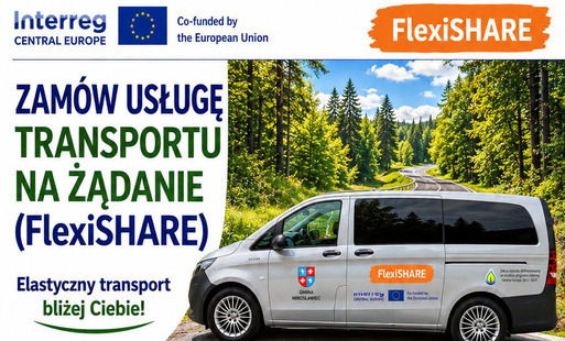 Plakat informacyjny dotyczący usługi FlexiSHARE – Transport na Żądanie w Gminie Mirosławiec. Przedstawia oznakowany samochód gminny oraz informacje o osobach uprawnionych do skorzystania z transportu, sposobach zgłaszania przejazdów, godzinach realizacji usługi i jej zasięgu do 35 km od granic administracyjnych miasta Mirosławiec. Transport jest dostępny od poniedziałku do piątku w godzinach 7:00–15:00. Zgłoszenia należy dokonać co najmniej jeden dzień roboczy przed planowanym przejazdem. Rezerwacji można dokonać telefonicznie pod numerem 885 336 332, mailowo: transport@miroslawiec.pl, osobiście w MGOPS lub przez e-Doręczenia. Usługa realizowana jest w ramach projektu FlexiSHARE, współfinansowanego z programu Interreg Europa Środkowa 2021–2027.